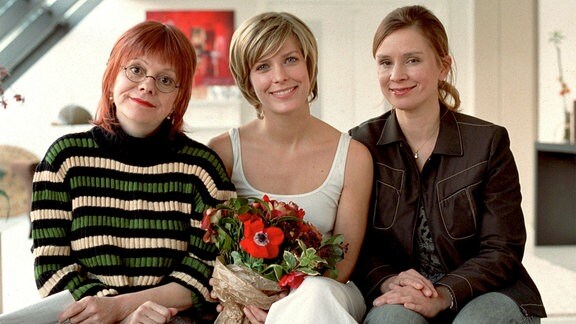 Irina (Valerie Niehaus, Mitte) und ihre beiden Freundinnen Jassna (Billie Zöckler, li.) und Conny (Susanne Schäfer) haben eine bombige Geschäftsidee.