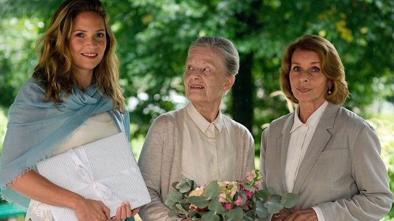 Almuth (Senta Berger) hat zu ihrer Mutter Elisabeth (Kerstin de Ahna, 2. v. li.) und auch zu Tochter Kathrin (Patricia Aulitzky, li.) ein gespanntes Verhältnis.