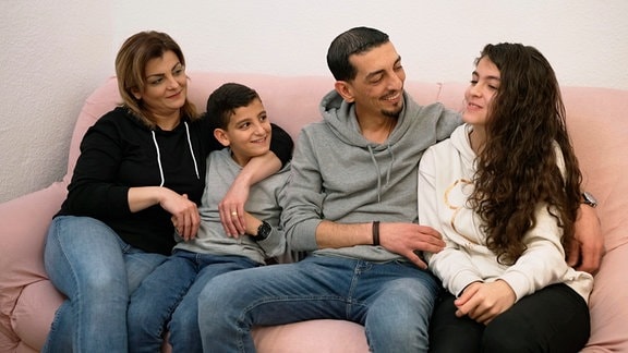 Salam Massoud und seine Frau Rawa Alhallit mit ihren beiden Kindern.