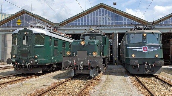 Fahrzeuge der SBB Historic im Bw Olten. Mit der Inbetriebnahme der Hauensteinstrecke wird Olten zum Betriebsmittelpunkt der Schweizerischen Eisenbahnen.