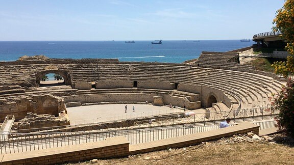 Blick auf das römische Amphitheater von Tarragona. Die Stadt hieß zur Römerzeit Tarraco und war Hauptstadt der römischen Provinz Hispania citerior.