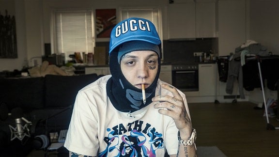 Der 21-Jährige Rapper t-low behandelt seine Hassliebe für Benzos und Opiate in seinen Songs.