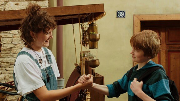 Oliver (Wieland Kahlert, re.) schließt Bekanntschaft mit der magischen Kammerjägerin Fiona (Jessica Trocha).