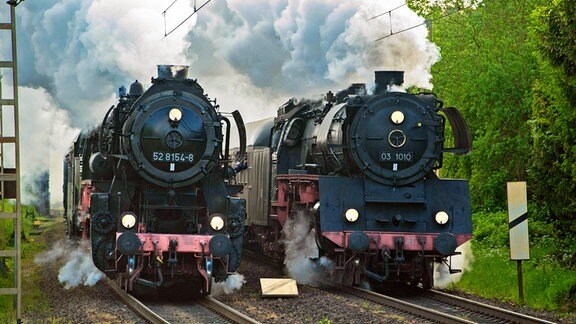 Die Lok 528154-8 und die Lok 031010 bei der Doppelausfahrt in Trier.