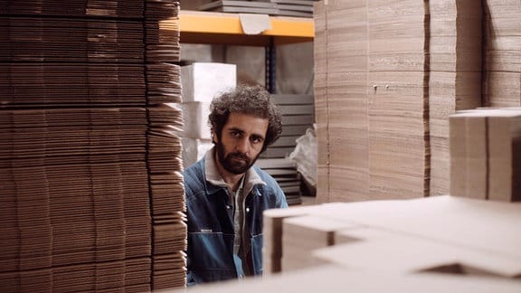Murat (Erol Afsin) alleine in der Kartonfabrik.