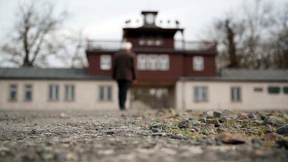 Andrei Iwanowitsch besucht die Gedenksstätte Buchenwald.
