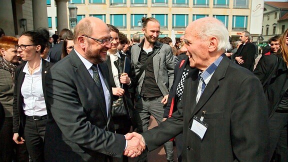 Andrei Iwanowitsch trifft bei seinem Deutschlandbesuch auf den SPD-Politiker Martin Schulz.