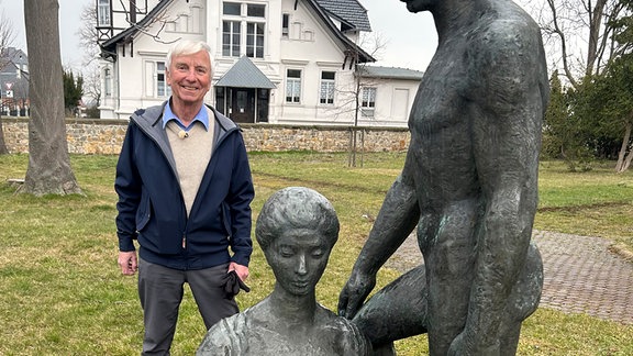 Detlef Kunze steht vor der Büste „Familie“, die mal am Heckert-Heim aufgestellt war. Er selbst war ab 1990 im Stadtrat und von 2008 bis 2015 Bürgermeister von Gernrode.