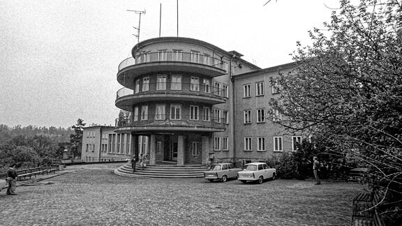Den Eingangsbereich des heute unter Denkmalschutz stehenden früheren FDGB-Ferienheims dominiert ein markanter Rundbogen. Ansicht aus den 1980er Jahren.