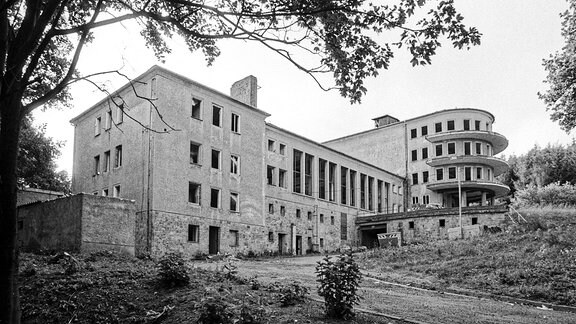1990 wurde das Heckert-Heim geschlossen und das Gebäude später entkernt. Außenansicht aus den 1990er-Jahren.