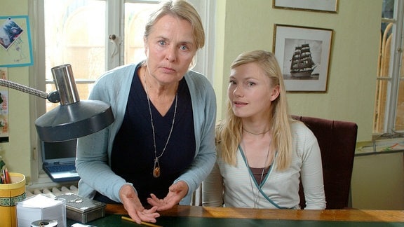 Gabriela (Johanna Christine Gehlen, re.) und Edda (Petra Kelling).