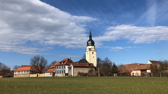 Der Pfarrhof und die Kirche von Apfelstädt.