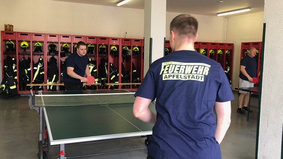 Die Freiwillige Feuerwehr von Apfelstädt beim Dienstsport: am liebsten beim Tischtennis.