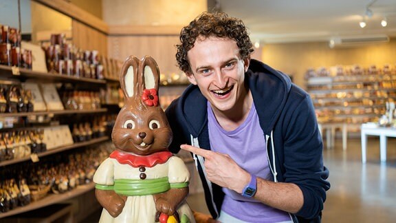 Checker Julian mit einem Riesen-Schoko-Osterhasen.