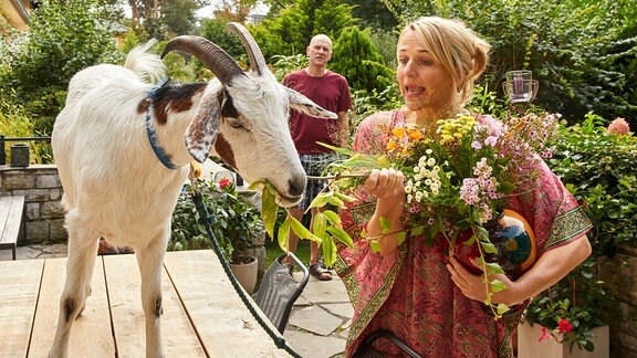 Ziege statt Rasenmäher: Martin (Götz Schubert) und Nina (Tanja Wedhorn) haben Besuch in ihrem Garten.