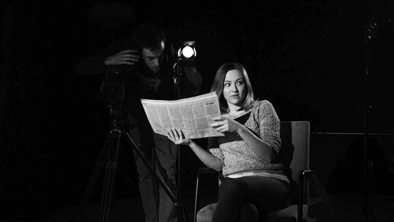 Jano Kaltenbach & Alexandra Schiller mit einer Zeitung