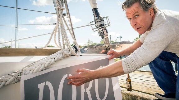 Peer (Dirk Borchardt) hat sich ein Boot auf Rügen zugelegt.