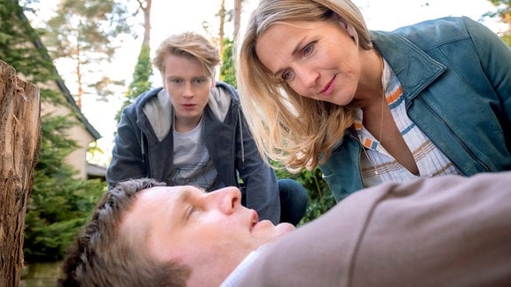 Nora (Tanja Wedhorn) und Kai (Lukas Zumbrock, li.) finden Schulleiter Thieme (Kai Ivo Baulitz) nach einem Schwächeanfall.