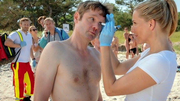 Nach einer Schlägerei am FFK Strand verarztet Nora (Tanja Wedhorn) Schulleiter Thorsten Thieme (Kai Ivo Baulitz).