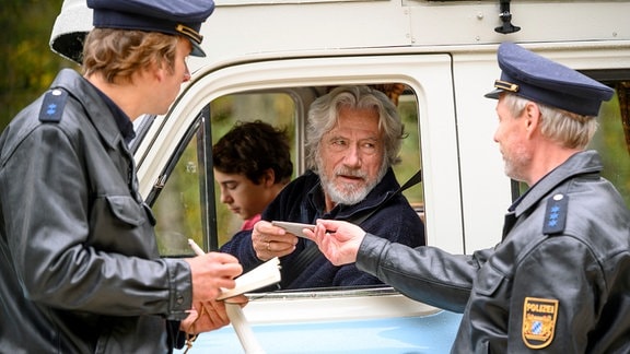 Jetzt wird es brenzlig: Wilhelm Schürmann (Jürgen Prochnow) und Felix (Marinus Hohmann, hinten.) werden von den Beamten Gruber (Arnd Schimkatt, li.) und Niedermeier (Wowo Habdank, re.) kontrolliert.