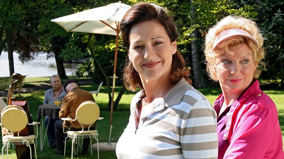 Mary-Lou (Peggy Lukac, re.) und Hanne (Charlotte Schwab) freuen sich auf ein entspanntes Leben im vorzeitigen Ruhestand.
