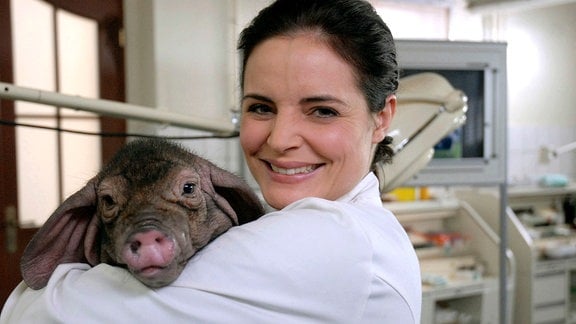 Dr. Susanne Mertens (Elisabeth Lanz) mit ihrem kleinen Schweine-Patienten.