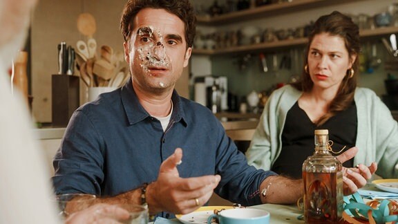 Spannung ablassen: Juliana (Meike Droste, re.) hat Freddy (Oliver Wnuk, li.) die Torte ins Gesicht gedrückt.