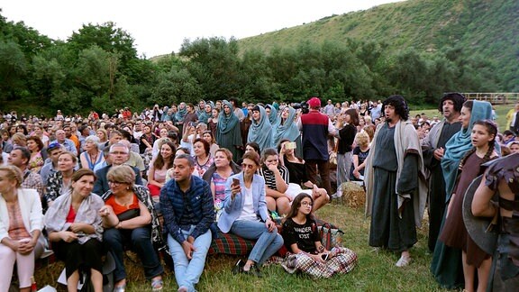 Besucher und Sänger beim Opernfestival in Butuceni
