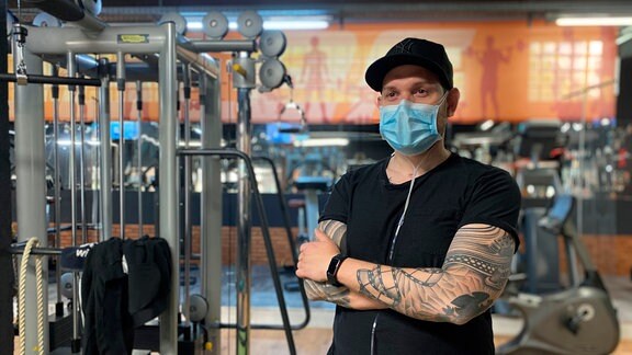 Sven trainiert im Fitness-Studio um wieder Muskeln aufzubauen und Ausdauer zu bekommen.