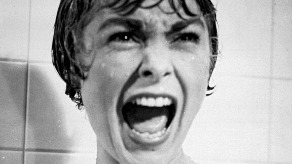 Die attraktive Sekretärin Marion Crane (Janet Leigh) hätte besser ihre Badezimmertüre verschließen sollen, bevor sie unter die Dusche ging.