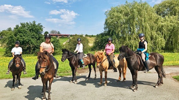 Ein Höhepunkt auf dem Ponyhof: Sabine Herschel-Rothe (2. v. r.) geht ausreiten mit der Fortgeschrittenen-Gruppe.