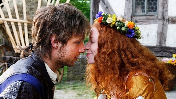 Der Soldat Jakob (Christoph Letkowski) und Prinzessin Augustine (Marleen Lohse) blicken sich verliebt in die Augen.