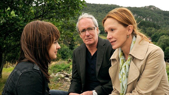 Marie (Michelle Barthel) erklärt Kurt (August Zirner) und Brigitta (Katja Flint), daß sie weiterhin bei Wibeke und Jakob leben will.