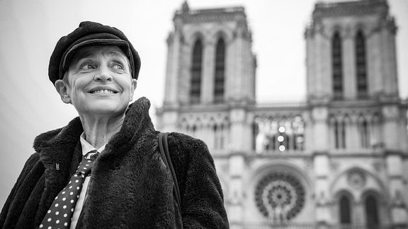 Katharina Thalbach in Paris vor der Notre Dame