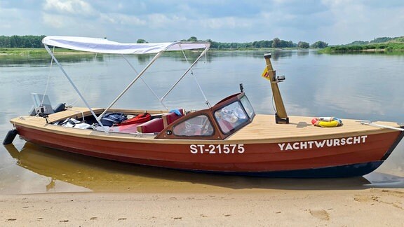 Die Yachtwurscht an der Elbe.