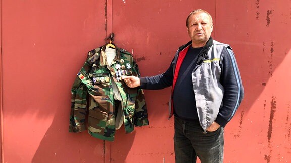 Im Krieg 1992 hat Iurie Coţofan als Freiwilliger auf der Seite der Republik Moldau gegen die transnistrischen Separatisten gekämpft und hat dafür zahlreiche Orden erhalten. Heute leitet er den Veteranenverein von Corsova, seinem Heimatdorf, das direkt neben Cocieri liegt, aber unter transnistrischer Kontrolle steht.