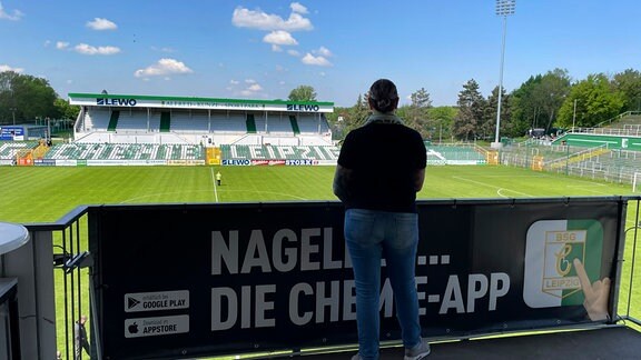 Jaana Barz blickt über den Alfred-Kunze-Sportpark in Leipzig-Leutzsch
