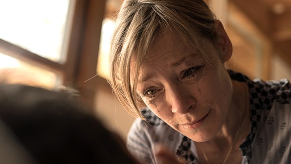 Der schwerkranke Anton Schneider (Beat Marti) kann nicht mehr: Ehefrau Louise Schneider (Jenny Schily) leistet Sterbehilfe.