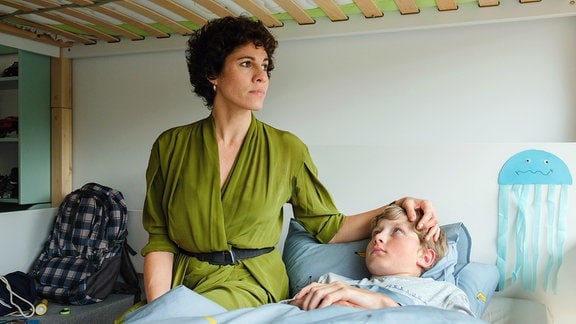 Inès (Jasmin Gerat, l.) tröstet Moritz (Constantin Bauer), der unter dem Scheidungskrieg seiner Eltern leidet.