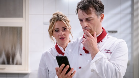 Greta (Laura Osswald, l. mit Lorenzo Patané, r.) erkennt entsetzt, dass ausgerechnet ihr Ex der Tester ist.