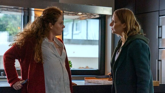 Um ihren Ex zurückzubekommen, bedroht die Stalkerin Sarah Engels (Cornelia Ivancan, r.) dessen Ehefrau Tina Bartens (Anja Antonowicz, l.).