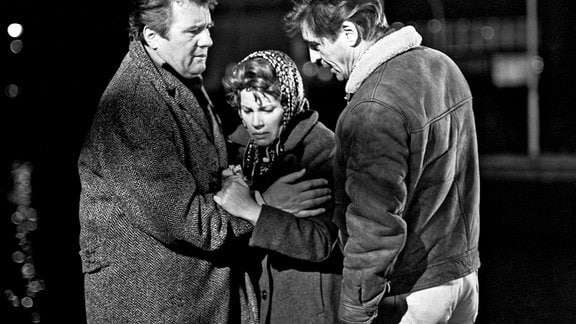 Gudrun Ritter (Frau Jentsch) (Mitte), Jürgen Frohriep (Oberleutnant Hübner) (re)