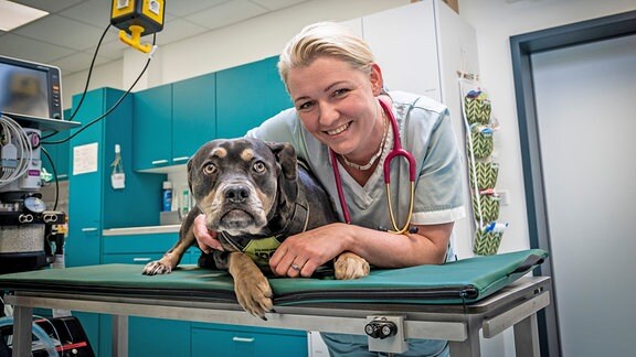 Fachzentrum für Kleintiermedizin in Chemnitz: Leiterin Theresa Eulitz mit einem kranken Hund