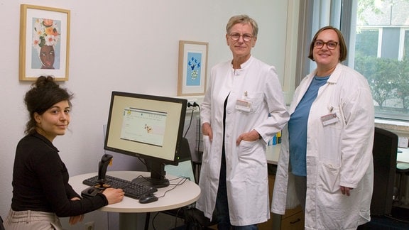 Prof. Astrid Müller (mitte) und ihre Mitarbeiterinnen beschäftigen sich seit 20 Jahren mit dem Thema Kaufsucht