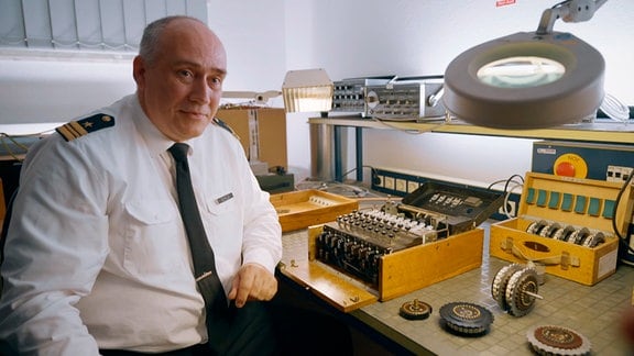 Kapitänleutnant Kai Schulze mit der Enigma M4