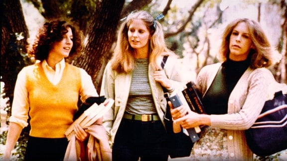 Die drei jungen Babysitterinnen Laurie (Jamie Lee Curtis, r.), Annie (Nancy Loomis, l.) und Lynda (P.J. Soles) ahnen nicht, was ihnen in der Halloweennacht bevorstehen wird.