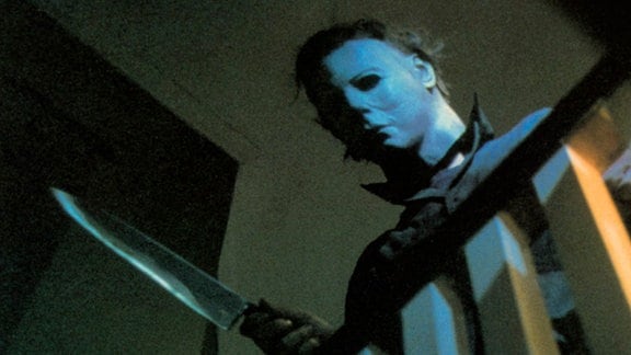 Michael Myers (Nick Castle) konnte aus der Sicherheitsverwahrung ausbrechen und lauert in der Halloweennacht seinem nächsten Opfer auf.