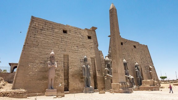 Der Luxor Tempel, erbaut während der 18. Dynastie im 14. Jhd. v. Chr. steht für die Errungenschaften des Neuen Reichs, einer Blütephase in der Geschichte des Alten Ägyptens.