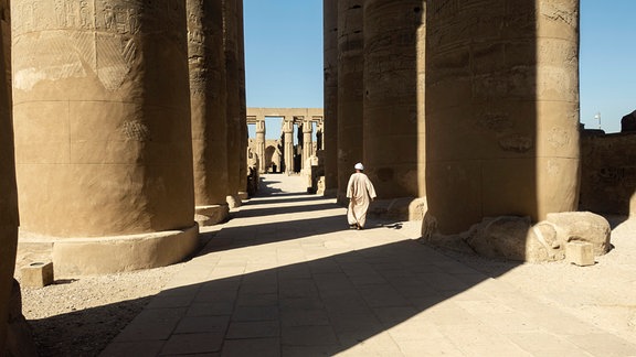 Der Luxor Tempel, erbaut während der 18. Dynastie im 14. Jhd. v. Chr. steht für die Errungenschaften des Neuen Reichs, einer Blütephase in der Geschichte des Alten Ägyptens.
