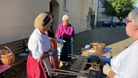 Klemmkuchen sind ein regionales Festtagsgebäck. Die Frauen vom Heimatfestverein backen sie auf dem Schweinitzer Kirchvorplatz in den handgeschmiedeten Klemmeisen im offenen Feuer. 